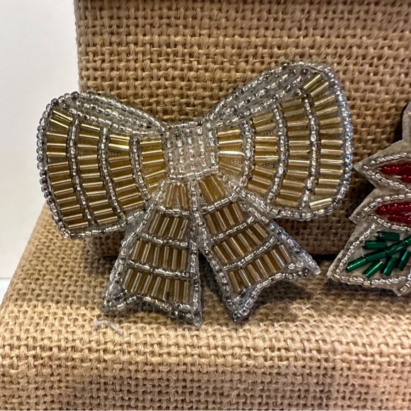 Vintage 1988 Avon set of 2 “All that Glitters” pins/brooch- Ponsettia & Bow tie - Picture 11 of 12